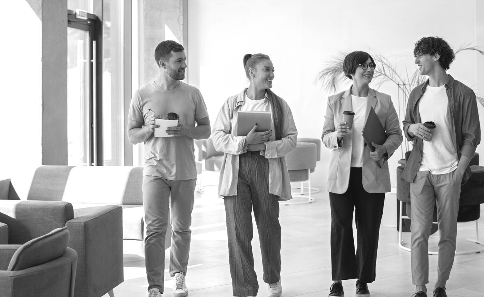 Equipo de trabajo revisando documentación empresarial y analizando proyectos de formación