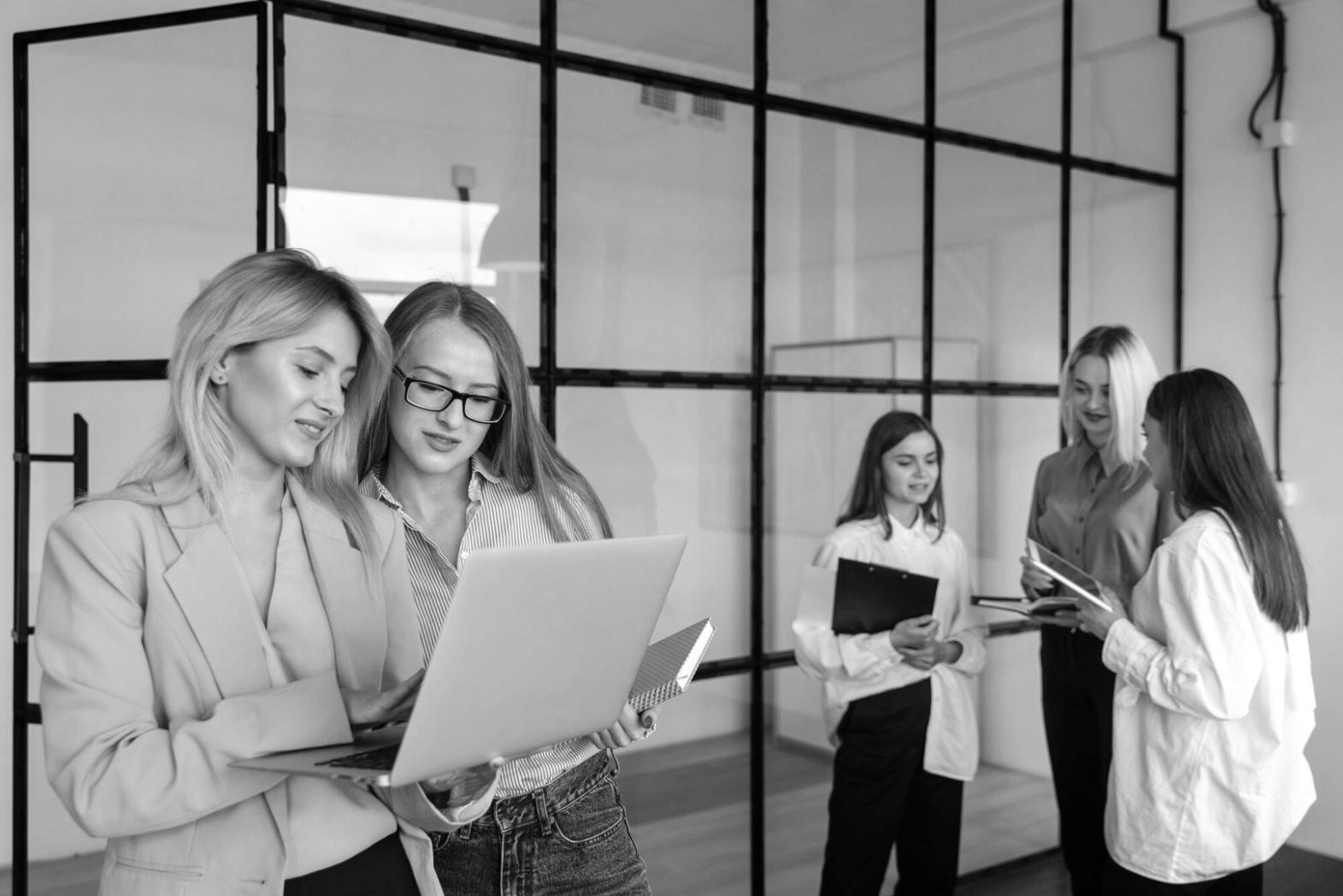 Profesionales trabajando en la constitución de empresas